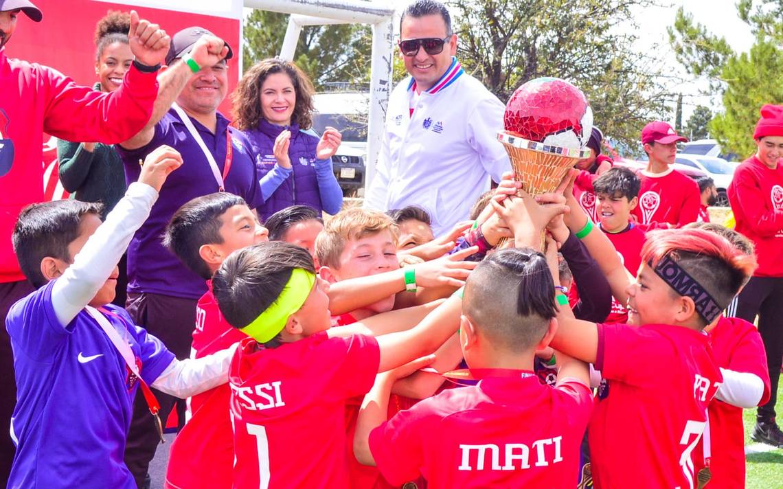 Entrega Bonilla trofeo y medallas a ganadores del torneo de fútbol